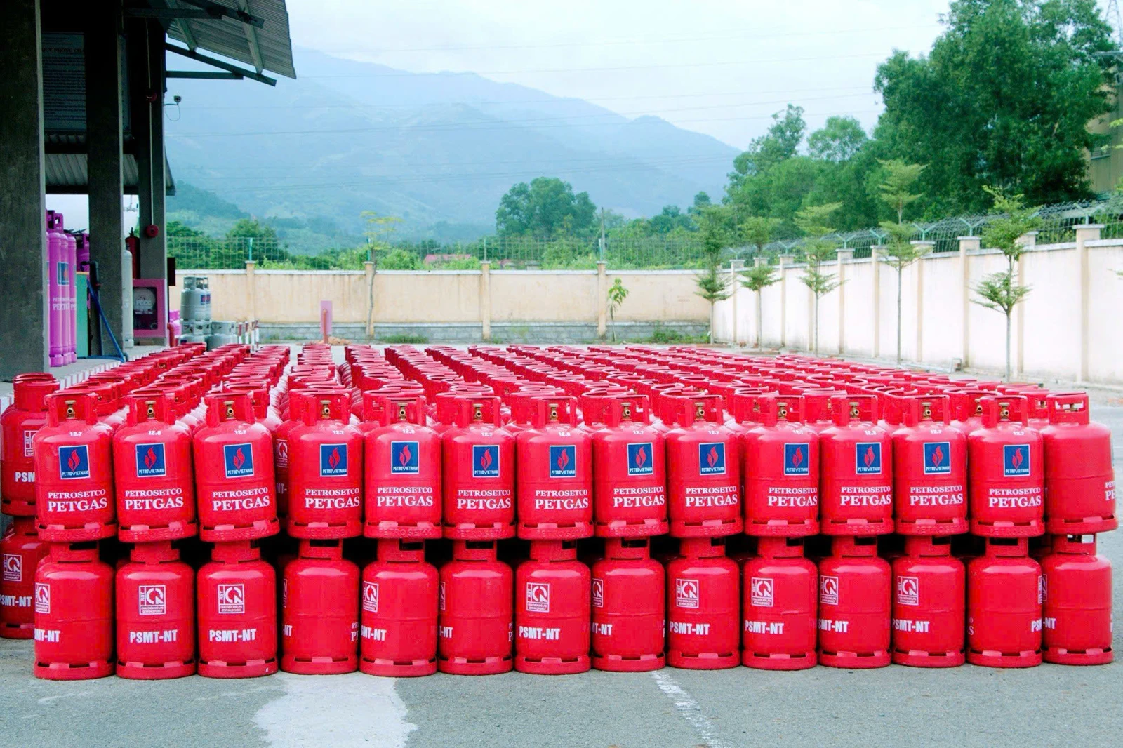 Hình ảnh thực tế kho bình PETROSETCO PETGAS màu đỏ