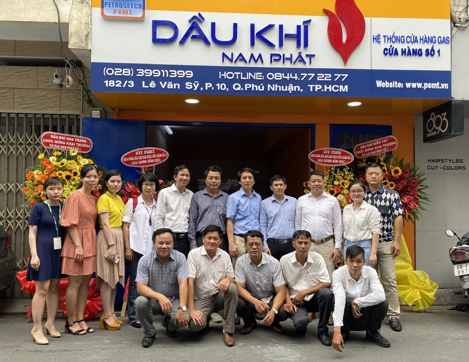 Tập thể tại cửa hàng Nam Phát Gas số 1