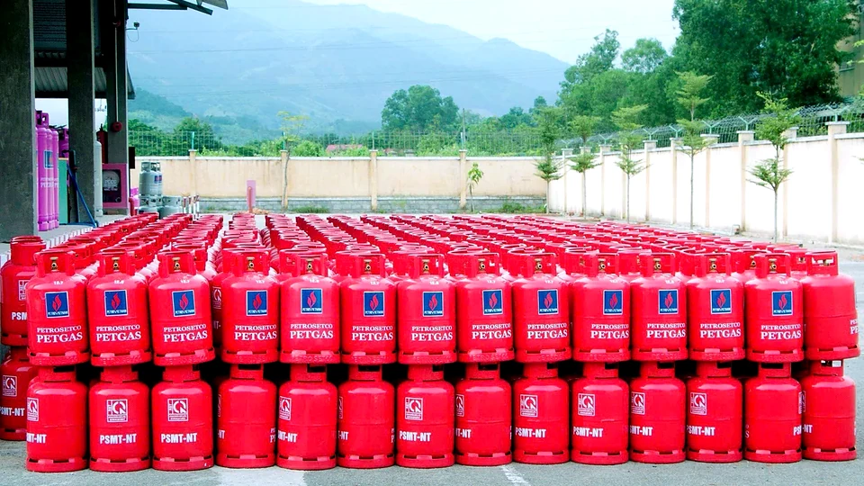 Các bình PETROSETCO PETGAS chính hãng với logo nhận diện rõ ràng