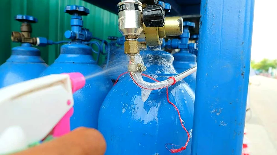 Kiểm tra độ kín tại đầu nối gas bằng dung dịch tạo bọt chuyên dụng